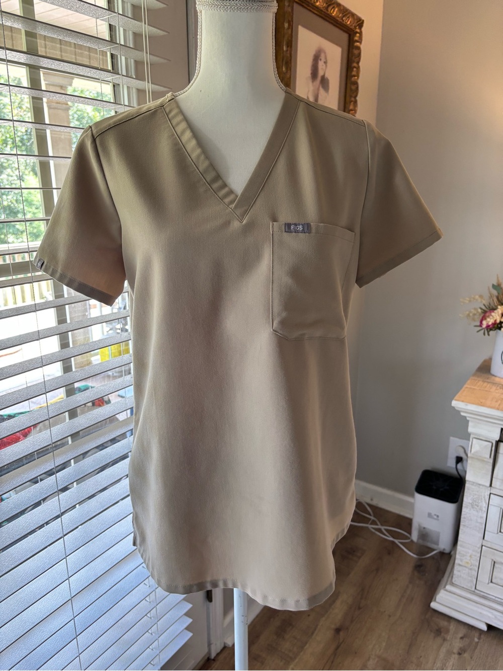 Figs technical collection scrub top size small tan